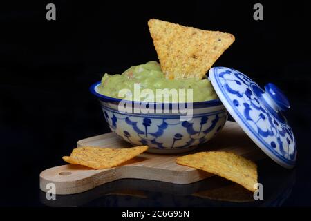 Bol avec guacamole et chips tortilla, Allemagne Banque D'Images