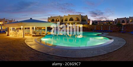 Piscine avec palmiers au coucher du soleil, Hilton Nubian Resort, Al Qusair, Marsa Alam, Egypte Banque D'Images