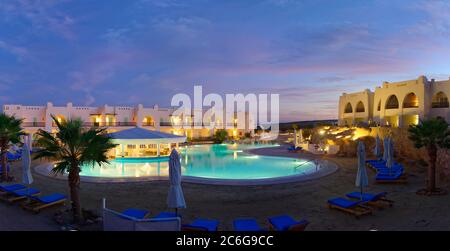 Piscine avec palmiers au coucher du soleil, Hilton Nubian Resort, Al Qusair, Marsa Alam, Egypte Banque D'Images