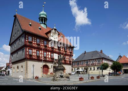 Hôtel de ville, à colombages, construit en 1687, en face de la fontaine népomouk, Bad Staffelstein, quartier de Lichtenfels, Suisse franconienne, Franconian Banque D'Images