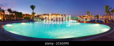 Piscine avec palmiers au coucher du soleil, Hilton Nubian Resort, Al Qusair, Marsa Alam, Egypte Banque D'Images