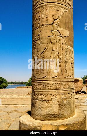 Horus, le dieu à tête de faucon, sur les restes d'une des colonnes dans le hall Hypostyle qui lui est consacré au temple Kom Ombo Banque D'Images