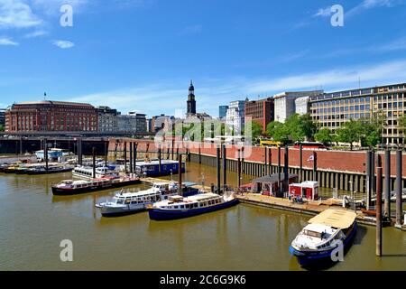 Vue de la Speicherstadt à l'église principale St. Michaelis, port intérieur, Hambourg, Allemagne Banque D'Images