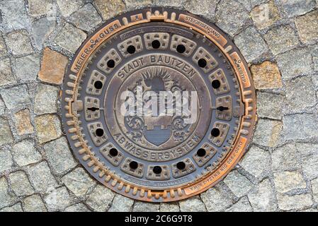 Couverture de trou d'homme avec les armoiries de la ville de Bautzen, Bautzen, haute Lusatie, Saxe, Allemagne Banque D'Images