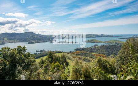 Vue sur la péninsule d'Otago depuis le parc du château de Larnach, Dunedin, la péninsule d'Otago, l'île du Sud, la Nouvelle-Zélande Banque D'Images