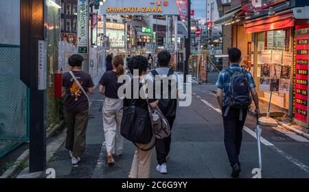 Piéton dans l'allée étroite du quartier de Shimokitazawa, Tokyo, Japon la nuit. Banque D'Images