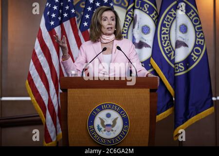 Washington, États-Unis. 9 juillet 2020. Nancy Pelosi, présidente de la Chambre des États-Unis, parle lors de sa conférence de presse hebdomadaire sur Capitol Hill à Washington, DC, aux États-Unis, le 9 juillet 2020. Le retrait officiel du pays de l'Organisation mondiale de la santé (OMS) par le président américain Donald Trump est « un véritable acte de négligence », a déclaré Nancy Pelosi, la Présidente de la Chambre des représentants des États-Unis sur Twitter. Crédit : Ting Shen/Xinhua/Alay Live News Banque D'Images