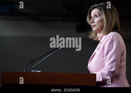 Washington, États-Unis. 9 juillet 2020. Nancy Pelosi, présidente de la Chambre des États-Unis, parle lors de sa conférence de presse hebdomadaire sur Capitol Hill à Washington, DC, aux États-Unis, le 9 juillet 2020. Le retrait officiel du pays de l'Organisation mondiale de la santé (OMS) par le président américain Donald Trump est « un véritable acte de négligence », a déclaré Nancy Pelosi, la Présidente de la Chambre des représentants des États-Unis sur Twitter. Crédit : Ting Shen/Xinhua/Alay Live News Banque D'Images