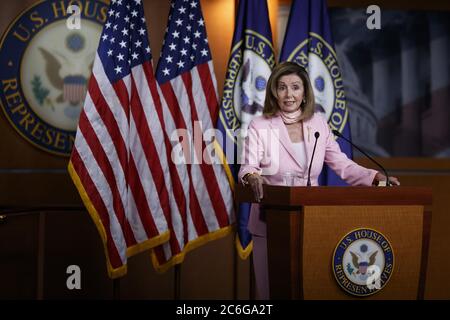 Washington, États-Unis. 9 juillet 2020. Nancy Pelosi, présidente de la Chambre des États-Unis, parle lors de sa conférence de presse hebdomadaire sur Capitol Hill à Washington, DC, aux États-Unis, le 9 juillet 2020. Le retrait officiel du pays de l'Organisation mondiale de la santé (OMS) par le président américain Donald Trump est « un véritable acte de négligence », a déclaré Nancy Pelosi, la Présidente de la Chambre des représentants des États-Unis sur Twitter. Crédit : Ting Shen/Xinhua/Alay Live News Banque D'Images