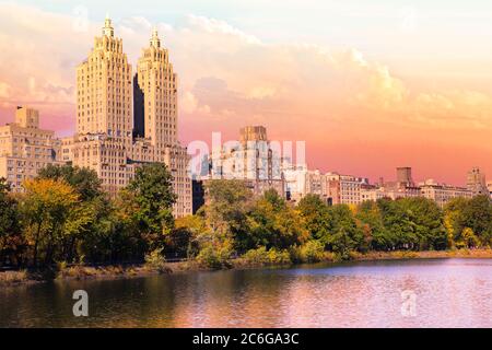 Magnifique vue sur le coucher du soleil depuis Central Park avec architecture historique et réservoir visible Banque D'Images