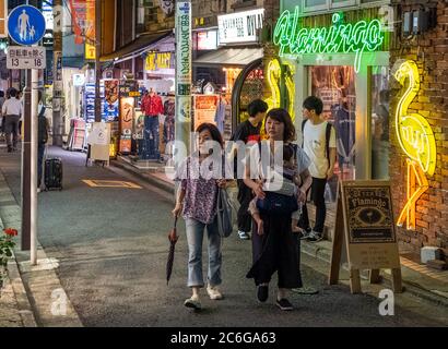 Piéton dans l'allée étroite du quartier de Shimokitazawa, Tokyo, Japon la nuit. Banque D'Images