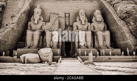 Les statues du Temple d'Abu Simbel représentent Ramesses II, assis sur un trône et portant la double couronne de la haute et de la Basse Égypte Banque D'Images