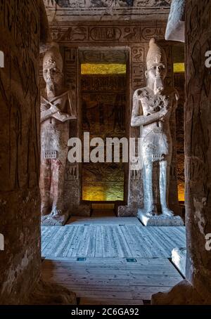 Piliers Osiris de Ramesses II dans le Hall hypostyle du Grand Temple de Ramesses II à Abu Simbel, Assouan Banque D'Images