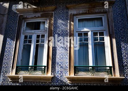 Vue sur la rue d'un bâtiment avec des carreaux portugais dans le quartier d'Alfama à Lisbonne Banque D'Images