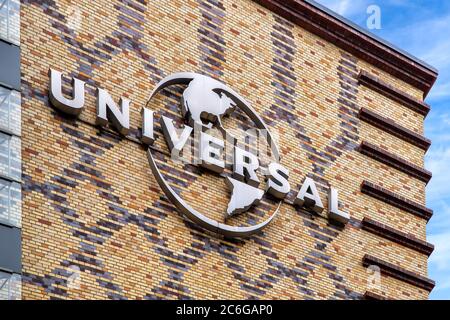Berlin, Allemagne,06/14/2020: Panneau sur le bâtiment du bureau Universal Music sur le territoire du port est de Berlin dans le quartier de Berlin F Banque D'Images