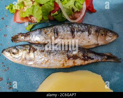 Vue de dessus de la sardine rôtie avec salade et pommes de terre bouillies. Portugal cuisine typique Banque D'Images