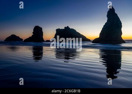 Coucher de soleil sur Bandon Beach avec réflexion sur la côte de l'Oregon à l'heure bleue Banque D'Images