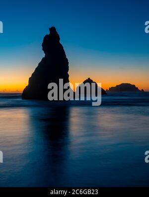 Coucher de soleil sur Bandon Beach avec réflexion sur la côte de l'Oregon à l'heure bleue Banque D'Images