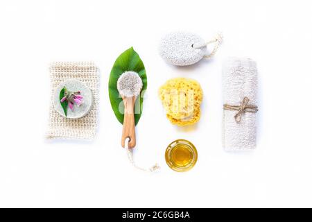 Divers produits cosmétiques, accessoires de salle de bain écologiques. Concept de soin de la peau zéro déchet, fond blanc. Flat lay, vue de dessus Banque D'Images