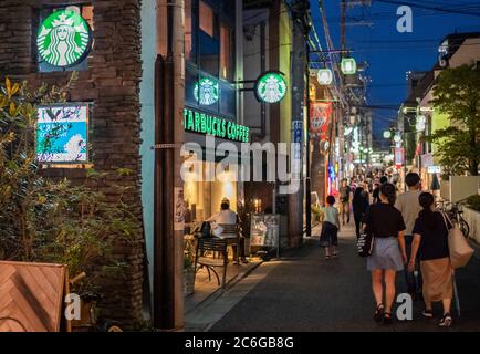 Starbucks Coffeehouse dans le quartier de Shimokitazawa, Tokyo, Japon Banque D'Images