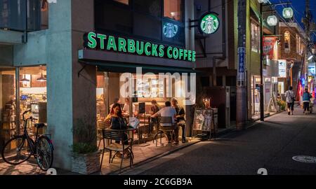 Starbucks Coffeehouse dans le quartier de Shimokitazawa, Tokyo, Japon Banque D'Images