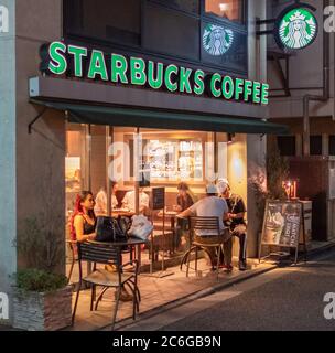 Starbucks Coffeehouse dans le quartier de Shimokitazawa, Tokyo, Japon Banque D'Images