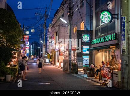 Starbucks Coffeehouse dans le quartier de Shimokitazawa, Tokyo, Japon Banque D'Images