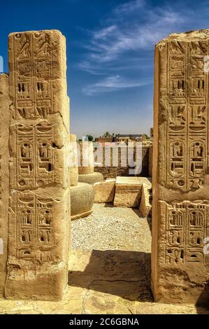 Hiéroglyphes sur deux piliers dans le quartier de Harem, au Palais Royal, au Temple Medinet Habu à Louxor Banque D'Images