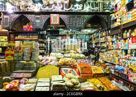 Boutique d'épices dans le marché Khan El Khalili dans le Vieux Caire Banque D'Images