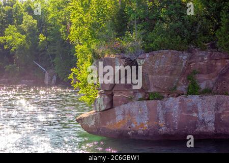 Rocky Shores of the Apôtre Islands National Lakeshore, lac supérieur, Wisconsin Banque D'Images