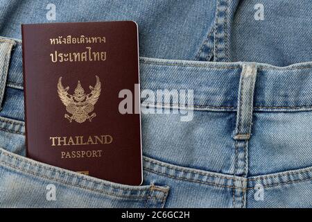 Vue de dessus Passport of Thailand dans une poche pour jeans avec espace pour copier. Concept voyage et tourisme avec passeport thaïlandais. Banque D'Images