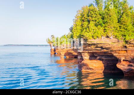 Magnifiques formations rocheuses et grottes marines sur le bord de mer national des îles Apôtres, lac supérieur, Wisconsin Banque D'Images