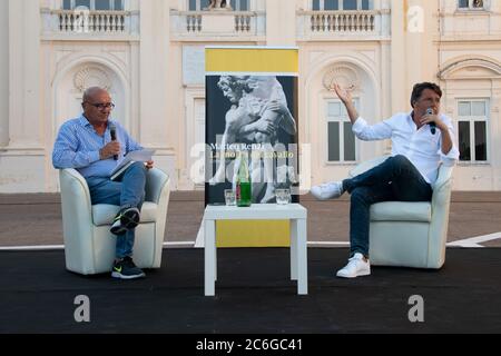 Caserta, Italie. 09e juillet 2020. Le chef de 'Italia Viva' Matteo Renzi arrive à Caserta pour soutenir le candidat Nicola Caputo aux prochaines élections régionales. Il parle également de son dernier livre 'la mossa del cavallo'. Sur la photo: Matteo Renzi avec son intervieweur. (Photo de Gennaro Buco/Pacific Press) crédit: Pacific Press Agency/Alay Live News Banque D'Images