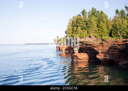 Magnifiques formations rocheuses et grottes marines sur le bord de mer national des îles Apôtres, lac supérieur, Wisconsin Banque D'Images