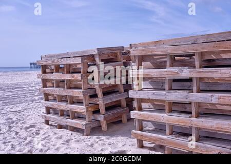 Des tas de chaises de plage en bois ne sont pas utilisées en hiver. Panama City Beach, Floride Banque D'Images