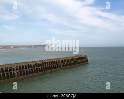 Mur du port de Newhaven, East Sussex, Angleterre, Royaume-Uni, pris à bord du ferry Seven Sisters pour Dieppe Banque D'Images