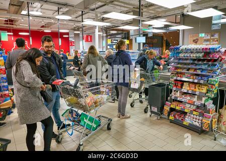 BERLIN, ALLEMAGNE - VERS SEPTEMBRE 2019 : les gens en ligne à Kaufland à Berlin. Kaufland est une chaîne d'hypermarchés allemande, qui fait partie du Schwarz Gruppe Whic Banque D'Images