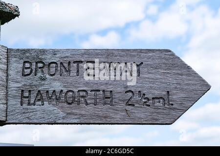 La façon de Bronte et Signpost, Haworth Haworth Moor, West Yorkshire, Angleterre. Banque D'Images