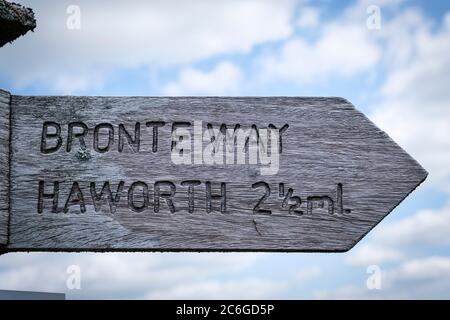 La façon de Bronte et Signpost, Haworth Haworth Moor, West Yorkshire, Angleterre. Banque D'Images