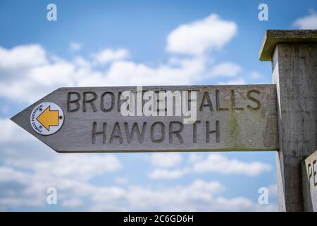 Bronte Falls Signpost sur Bronte Way sur Haworth Moor, Bronte Country, Haworth, West Yorkshire, Royaume-Uni. Banque D'Images