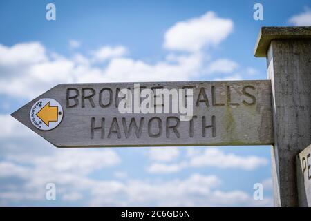 Bronte Falls Signpost sur Bronte Way sur Haworth Moor, Bronte Country, Haworth, West Yorkshire, Royaume-Uni. Banque D'Images