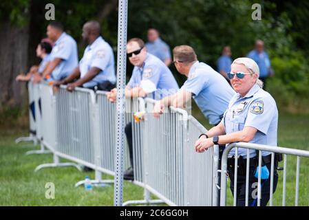 Philadelphie, Pennsylvanie, États-Unis. 9 juillet 2020. La police se cache derrière les barricades avant un événement Back the Blue avec le vice-président Mike Pence. Crédit: Christopher Evens/ZUMA Wire/Alay Live News Banque D'Images