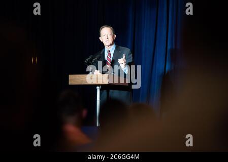 Philadelphie, Pennsylvanie, États-Unis. 9 juillet 2020. LE sénateur AMÉRICAIN de Pennsylvanie, PAT TOOMEY, parle dans une salle bondée du Philadelphia FOP Lodge no 5. Crédit: Christopher Evens/ZUMA Wire/Alay Live News Banque D'Images