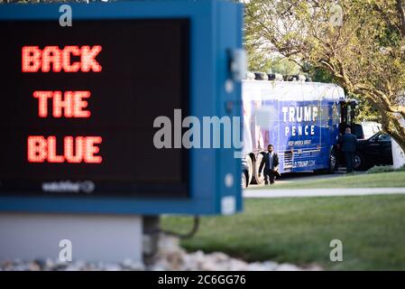 Philadelphie, Pennsylvanie, États-Unis. 9 juillet 2020. Le bus de campagne du vice-président Mike Pence est vu derrière un panneau éclairé par les mots, Back the Blue. Crédit: Christopher Evens/ZUMA Wire/Alay Live News Banque D'Images