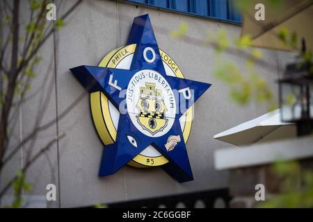 Philadelphie, Pennsylvanie, États-Unis. 9 juillet 2020. Un grand panneau sur le côté de la Philadelphia FOP Lodge no 5 dans le nord-est de Philadelphie. Crédit: Christopher Evens/ZUMA Wire/Alay Live News Banque D'Images