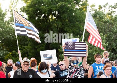 Philadelphie, Pennsylvanie, États-Unis. 9 juillet 2020. Une foule à majorité blanche réagit aux manifestants qui soulignent leur opposition aux positions de l'administration Trump sur la justice raciale. Crédit: Christopher Evens/ZUMA Wire/Alay Live News Banque D'Images