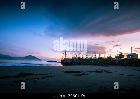 Coucher de soleil sur des bateaux amarrés dans le port de Port Orford. Banque D'Images