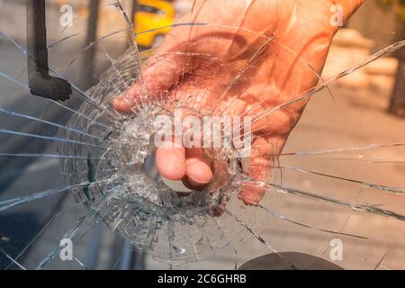 Verre endommagé avec un trou dans les shatters en petits morceaux. Banque D'Images