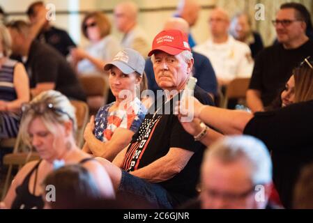 Philadelphie, Pennsylvanie, États-Unis. 9 juillet 2020. Un policier à la retraite de Philadelphie et un partisan de Trump, JOHN KEEN attend le vice-président Mike Pence au FOP Lodge avec son épouse, TERRY KEEN. Crédit: Christopher Evens/ZUMA Wire/Alay Live News Banque D'Images