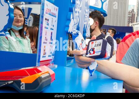 Les gens achètent de la glace de lapin blanc dans un magasin éclair de lapin blanc à Shanghai, Chine, 6 juin 2020. Banque D'Images